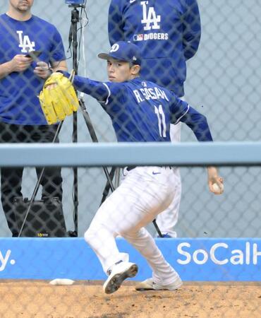 　試合前、ブルペンで投球練習する佐々木（共同）