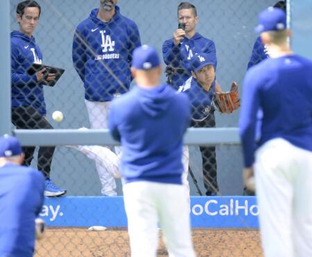 　試合前、ブルペンで投球練習する大谷（共同）