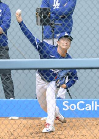 　試合前、ブルペンで投球練習する山本（共同）