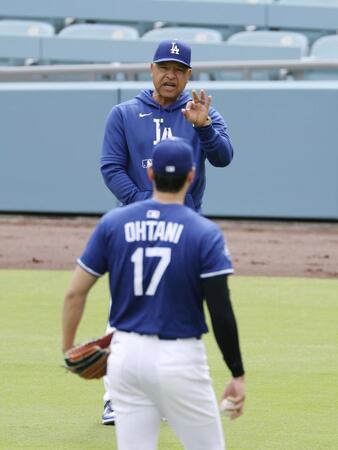 　キャッチボール中の大谷（手前）と話をするロバーツ監督（共同）