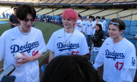 　取材に応じる（左から）ＨＡＲＵＴＯ、ＹＯＳＨＩ、ＡＳＡＨＩ（撮影・小林信行）