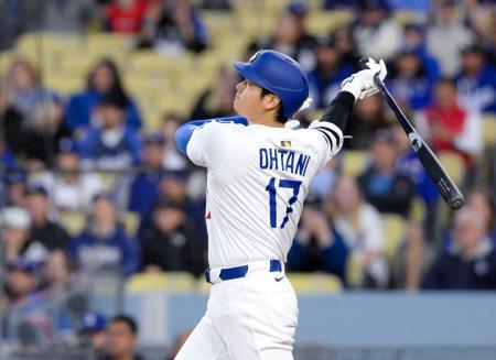 　ロッキーズ戦の１回、６号ソロを放つドジャース・大谷＝ロサンゼルス（共同）