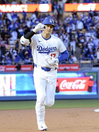 　１回、６号ソロを放ちポーズをとりながら塁を回る大谷（共同）