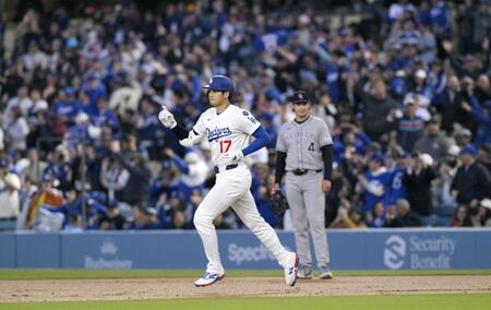 　１回、６号ソロを放ち塁を回る大谷（共同）