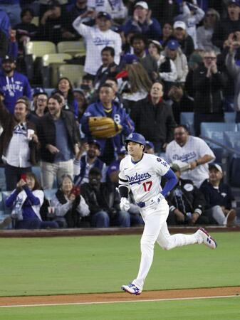 　１回、６号ソロを放ち一塁へ向かう大谷（共同）