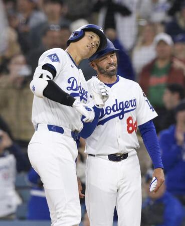 　１回、この回２度目の打席で右前適時打を放ち、一塁コーチ（右）とヘルメットを合わせる大谷（共同）