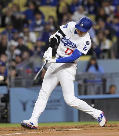 　１回、この回２度目の打席で右前適時打を放つ大谷（共同）