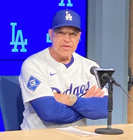 　試合後の会見で報道陣の質問に答えるロバーツ監督（撮影・小林信行）