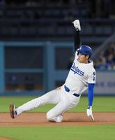 　３回、二盗するドジャース・大谷。メジャー通算１５０盗塁に到達した（共同）