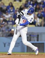 　ロッキーズ戦の１回、６号ソロを放つ大谷（共同）