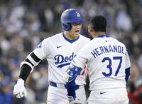 　１回、６号ソロを放ち、Ｔ・ヘルナンデス（右）と喜ぶ大谷（共同）