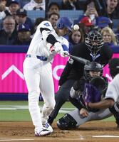 　１回、６号ソロを放つ大谷（共同）