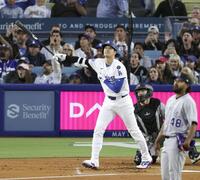 　１回、６号ソロを放つ大谷（共同）