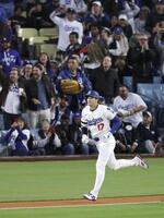 　１回、６号ソロを放ち一塁へ向かう大谷（共同）