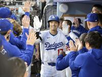 　１回、６号ソロを放ちベンチで迎えられる大谷（共同）