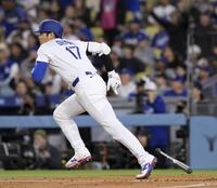 　１回、この回２度目の打席で右前適時打を放つ大谷（共同）