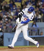 　１回、この回２度目の打席で右前適時打を放つ大谷（共同）