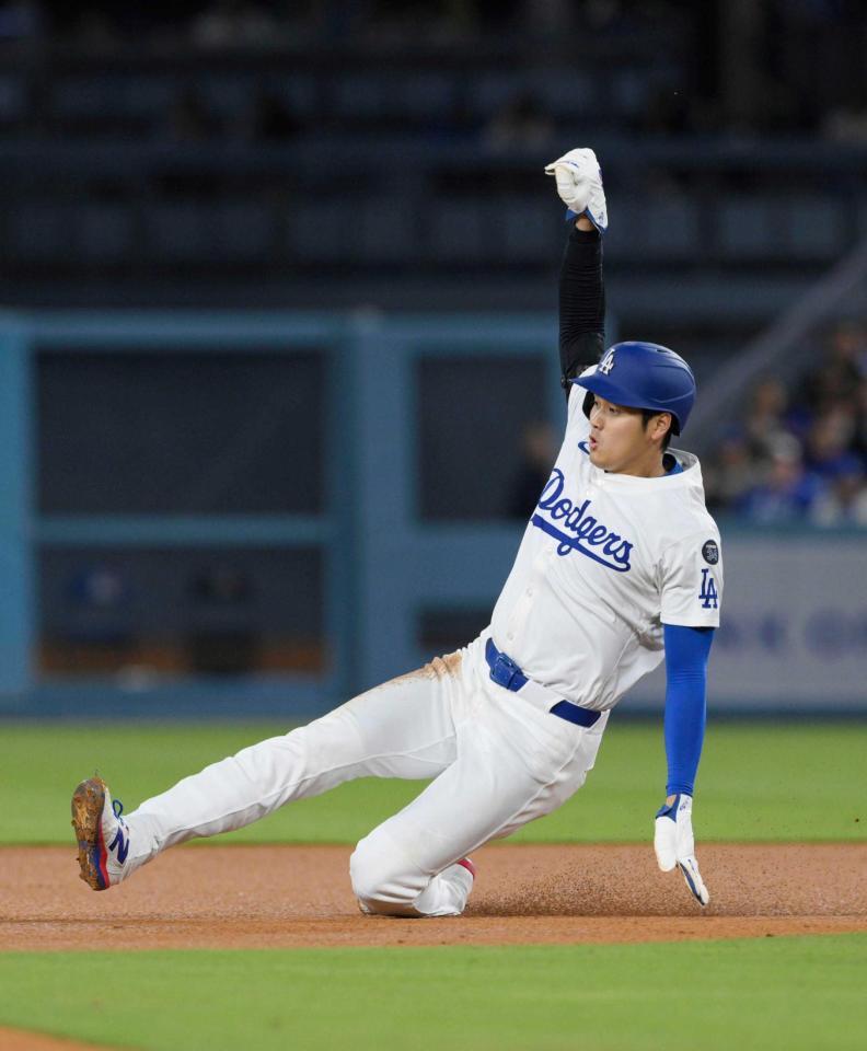 　３回、二盗するドジャース・大谷。メジャー通算１５０盗塁に到達した（共同）