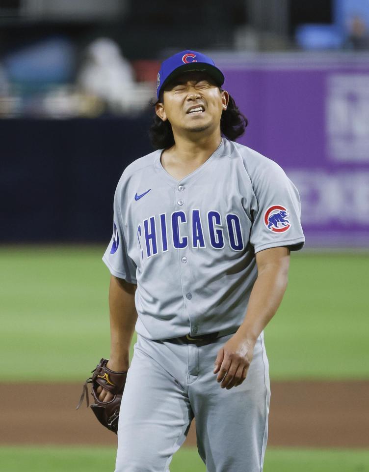 　５回を投げ終え、悔しそうにベンチに戻る今永