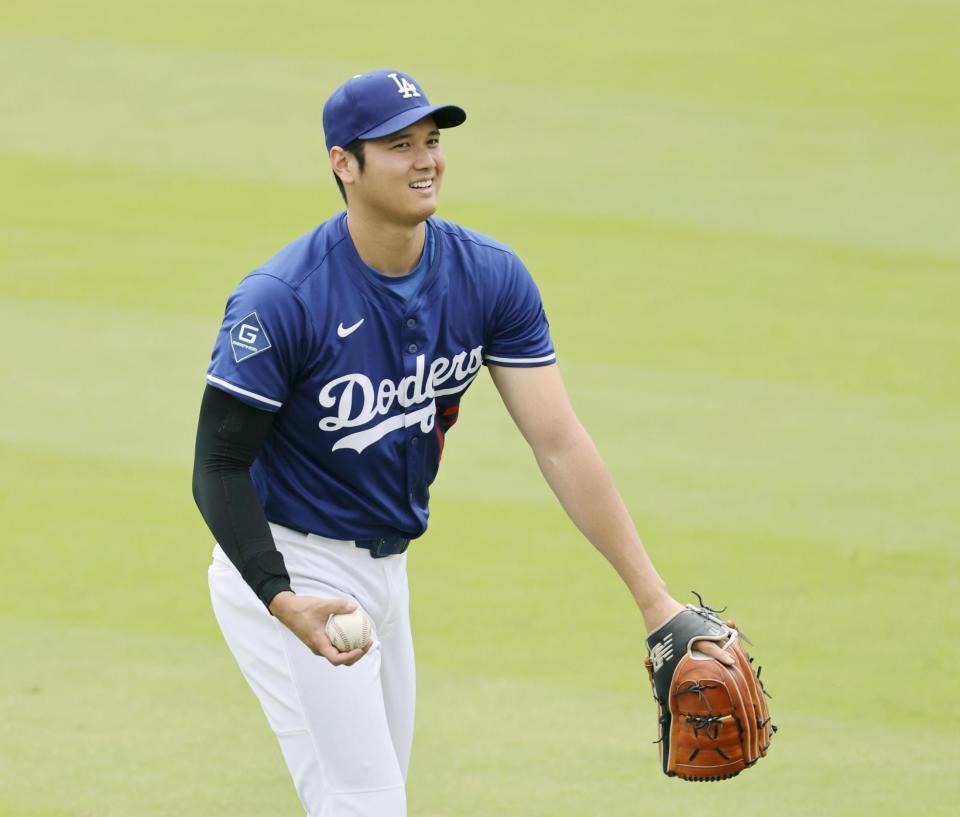 　試合前、キャッチボールする大谷（共同）