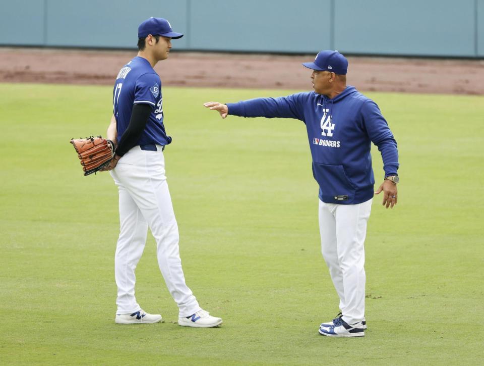 　キャッチボール中、ロバーツ監督（右）と話をする大谷（共同）