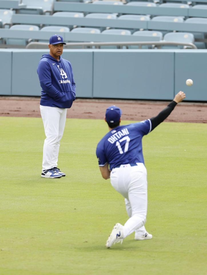 　キャッチボールする大谷。左はロバーツ監督（共同）