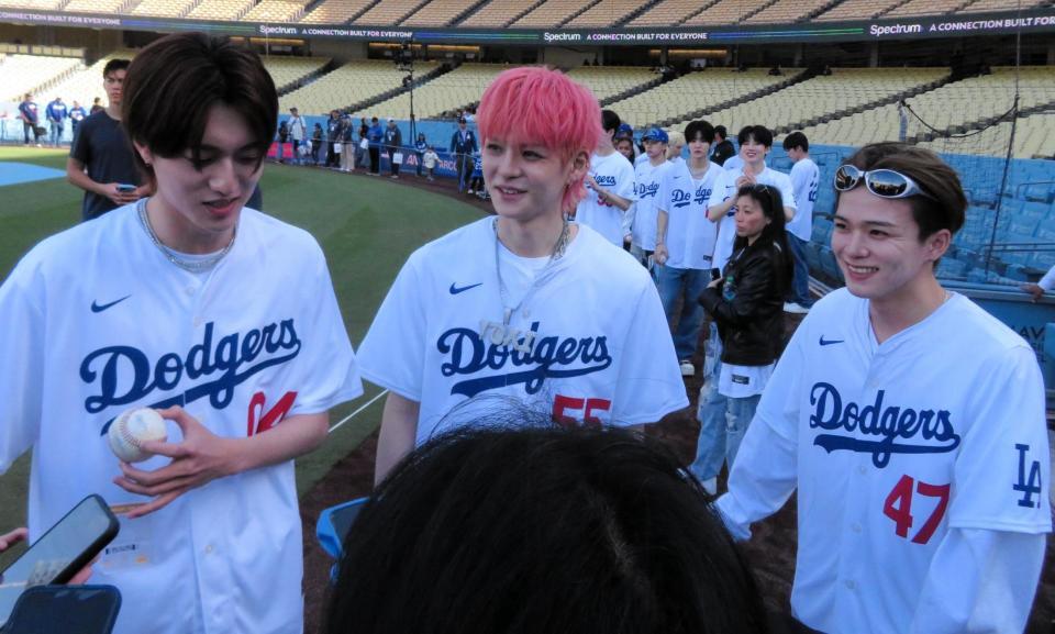 　取材に応じる（左から）ＨＡＲＵＴＯ、ＹＯＳＨＩ、ＡＳＡＨＩ（撮影・小林信行）