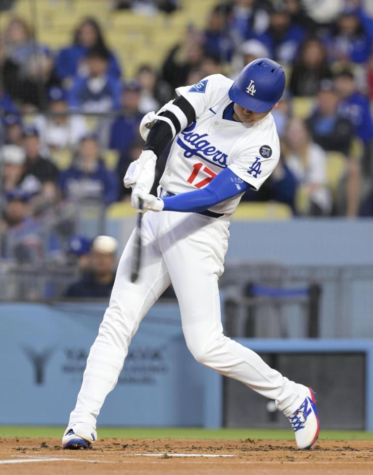 　ロッキーズ戦の１回、６号ソロを放つ大谷（共同）