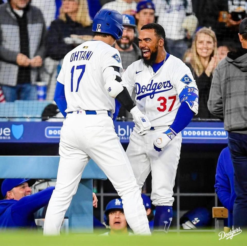 　初回、６号ソロを放ちＴ・ヘルナンデスにひまわりの種をかけられる大谷（ロサンゼルス・ドジャース提供）
