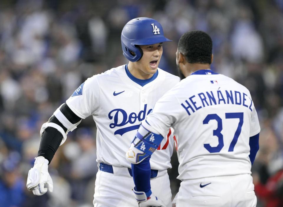 　１回、６号ソロを放ち、Ｔ・ヘルナンデス（右）と喜ぶ大谷（共同）