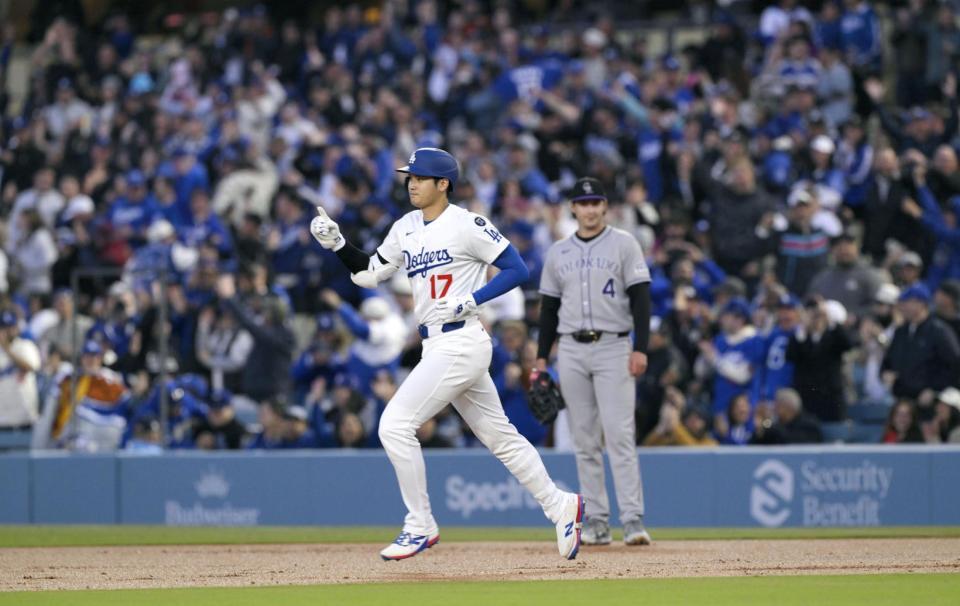 　１回、６号ソロを放ち塁を回る大谷（共同）