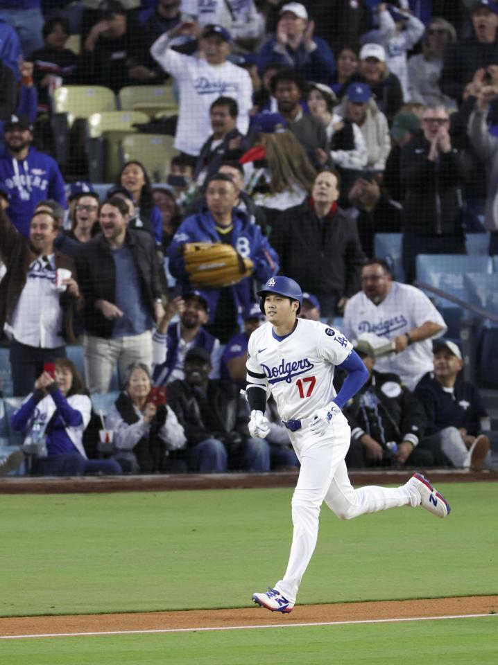 　１回、６号ソロを放ち一塁へ向かう大谷（共同）