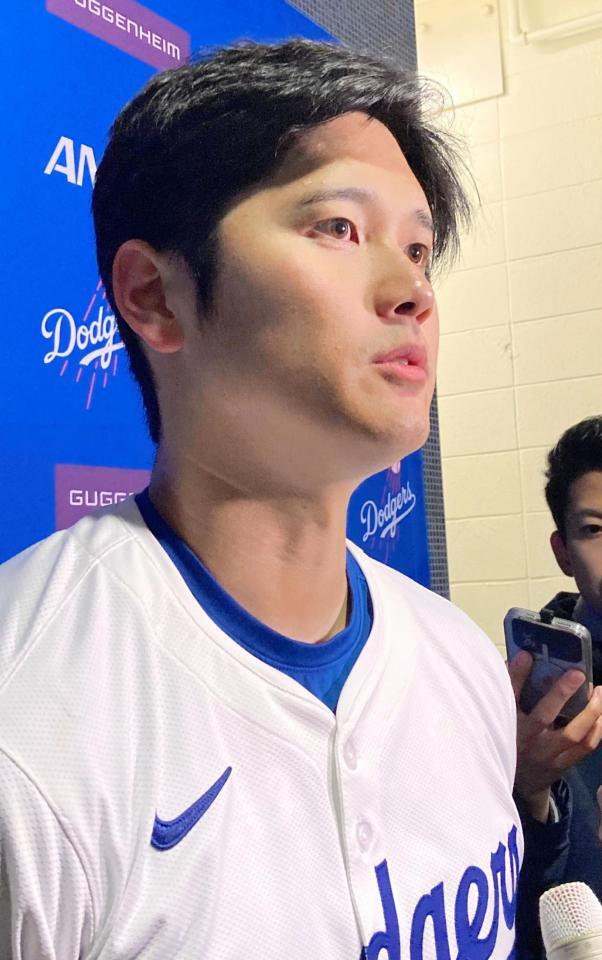 　試合後、報道陣の質問に答える大谷（撮影・小林信行）