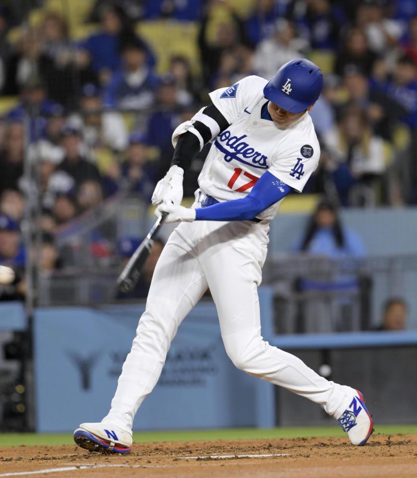 　１回、この回２度目の打席で右前適時打を放つ大谷（共同）