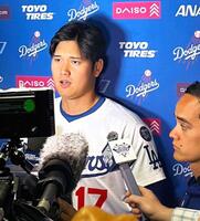 　試合後、取材に応じる大谷（共同）