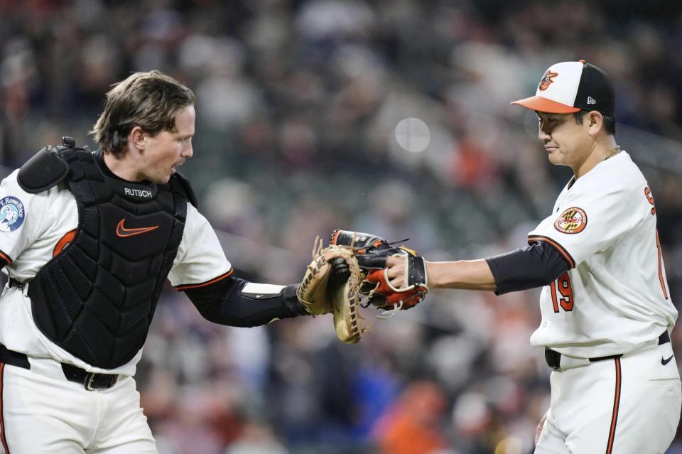 　ガーディアンズ戦の７回まで投げ終え、捕手とタッチを交わすオリオールズ・菅野。２勝目を挙げた（ＡＰ＝共同）