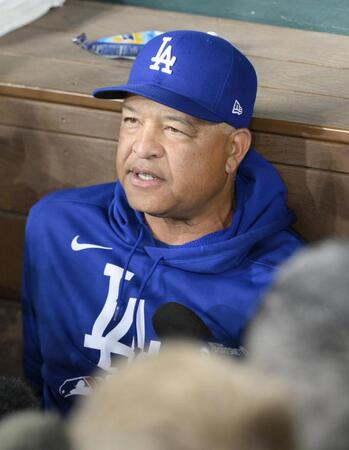 　報道陣の取材に応じる米大リーグ、ドジャースのロバーツ監督。大谷翔平選手を「父親リスト」に入れると発表した＝１８日、テキサス州アーリントン（共同）
