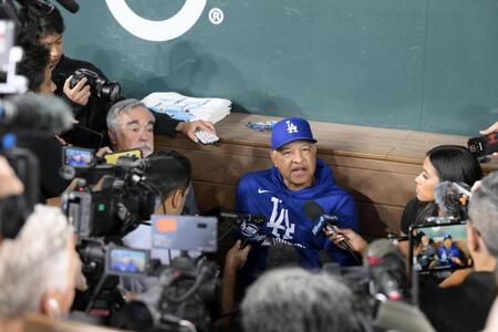 　報道陣の取材に応じる米大リーグ、ドジャースのロバーツ監督。大谷翔平選手を「父親リスト」に入れると発表した＝１８日、テキサス州アーリントン（共同）