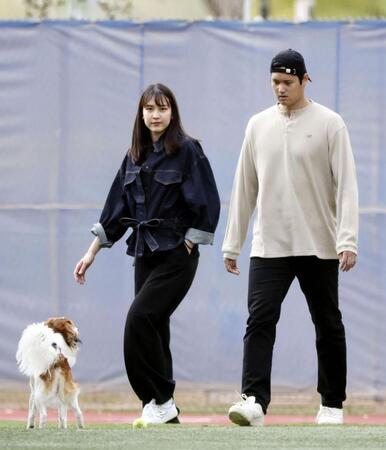 　２月９日、アリゾナ州グレンデールの球団施設を訪れた米大リーグ、ドジャース・大谷翔平選手と妻、真美子さん（共同）