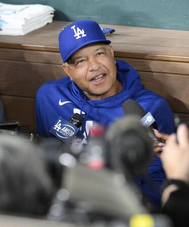 　報道陣の取材に応じる米大リーグ、ドジャースのロバーツ監督。大谷翔平選手を「父親リスト」に入れると発表した＝１８日、テキサス州アーリントン（共同）