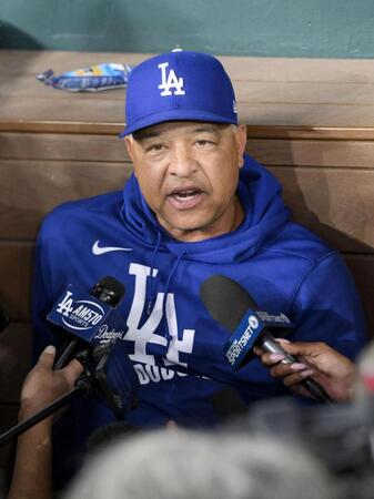 　報道陣の取材に応じる米大リーグ、ドジャースのロバーツ監督。大谷翔平選手を「父親リスト」に入れると発表した＝18日、テキサス州アーリントン（共同）