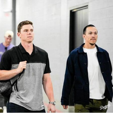 　球場入りするスミスとエドマン（ロサンゼルス・ドジャース提供）