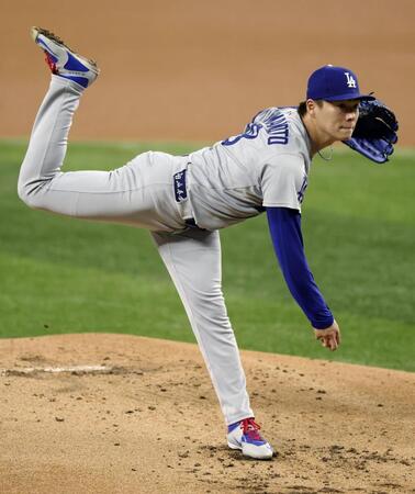 　レンジャーズ戦に先発したドジャース・山本（共同）