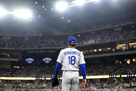 　レンジャーズ戦のマウンドに向かうドジャース・山本（共同）