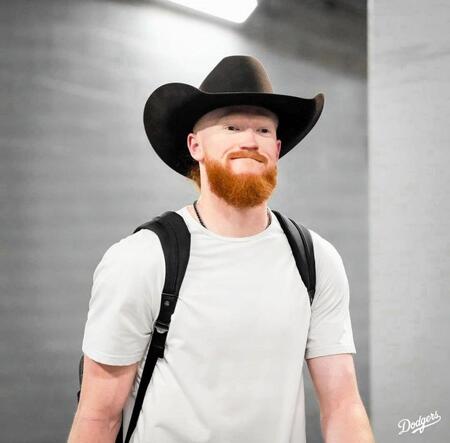 　球場入りするメイ（ロサンゼルス・ドジャース提供）