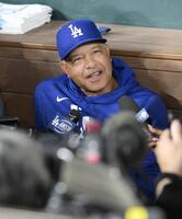 　報道陣の取材に応じる米大リーグ、ドジャースのロバーツ監督。大谷翔平選手を「父親リスト」に入れると発表した＝１８日、テキサス州アーリントン（共同）