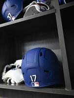 　米大リーグ、レンジャーズ戦のベンチに置かれたドジャース・大谷翔平選手のヘルメット（下）＝１８日、テキサス州アーリントン（共同）