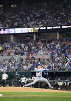 　レンジャーズ戦に先発したドジャース・山本（共同）