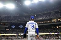 　レンジャーズ戦のマウンドに向かうドジャース・山本（共同）