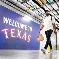 　球場入りするテオスカー・ヘルナンデス（ロサンゼルス・ドジャース提供）